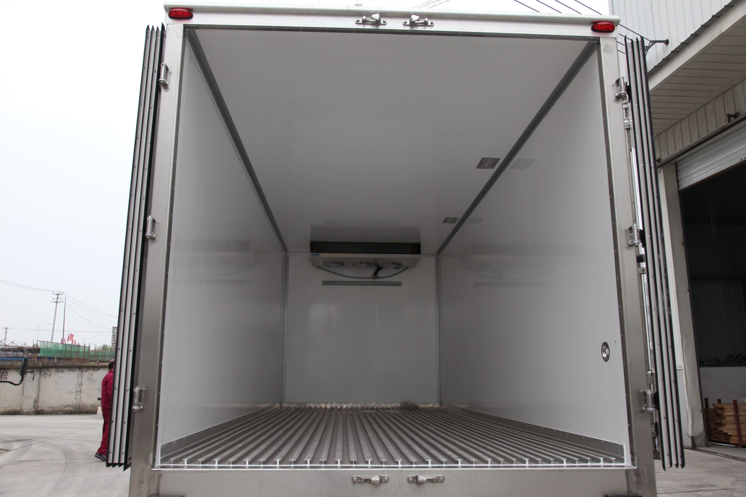 Refrigerated truck - 010